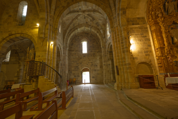 Vista del crucero desde el lado sur de la iglesia del monasterio de Valdedios